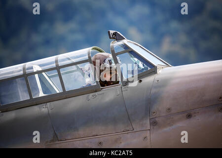 Der Pilot in einem Curtis P-40 Warhawk vorbereiten, Sion Airshow, Sion, Wallis, Schweiz Stockfoto