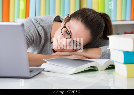 Müde junge Studenten Schlafen in Bibliothek Stockfoto