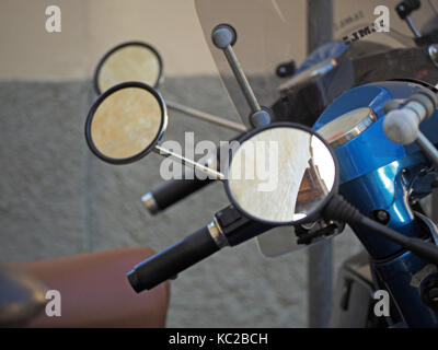 Außenspiegel der Vespa Motorroller in Greve in Chianti, Florenz in der Toskana, Italien Stockfoto