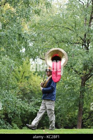 Ein Mann spielt eine Tuba mit einer Zunge heraus hängen, an der Twin Cities Marathon in Minneapolis, MN, USA. Stockfoto