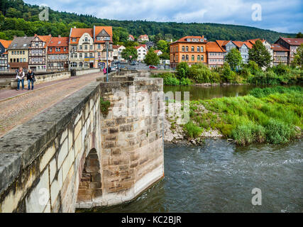 Deutschland, Niedersachsen, Hann. Münden, alte Werra Brücke mit Blick auf die Altstadt Stockfoto