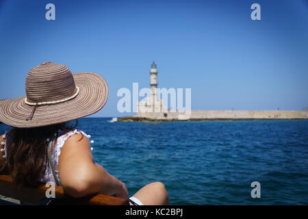 Frau vor dem Leuchtturm von Chania mit blauem Himmel Stockfoto