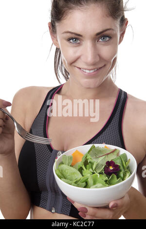 Happy fitness Frau mit einem Schüssel Salat Stockfoto