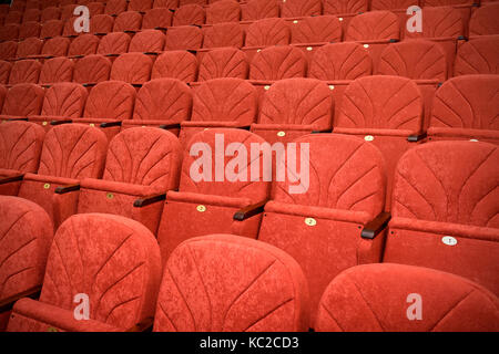 Reihe der Roten leere Sitze im Theater Stockfoto