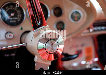 In der Nähe von Weißen 1963 Studebaker Avanti S Lenkrad mit Studebaker Corporation Marke, und Avanti Logo. Stockfoto