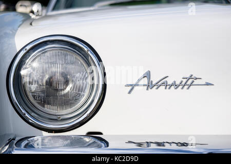 Vorderansicht des Weißen 1963 Studebaker Avanti S, in der Nähe der Scheinwerfer und Logo. Stockfoto