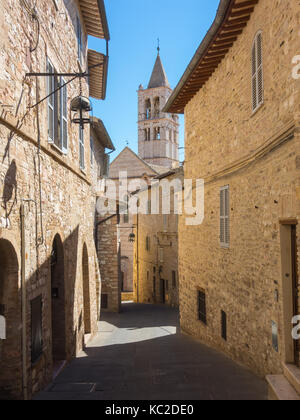 Assisi, Italien. Blick auf die Straßen der Altstadt, die zum UNESCO-Weltkulturerbe Stockfoto
