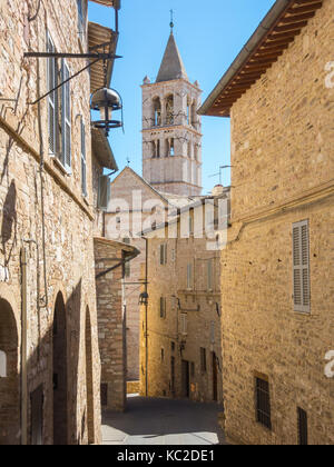 Assisi, Italien. Blick auf die Straßen der Altstadt, die zum UNESCO-Weltkulturerbe Stockfoto