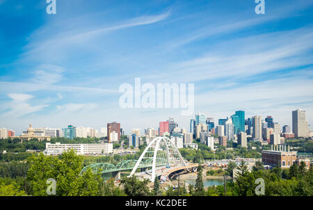 Ein Blick auf die neuen walterdale Bridge und die Skyline von Edmonton, Alberta, Kanada. Stockfoto