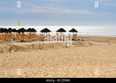 Sonnenschirme und Liegestühle am Strand in Agadir. Marokko Stockfoto