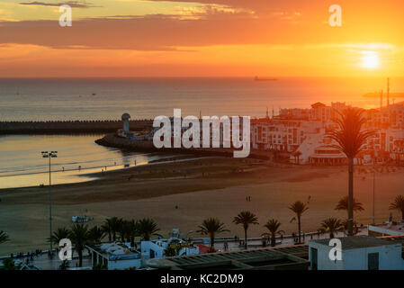 Blick auf langen, breiten Strand in Agadir Stadt bei Sonnenuntergang, Marokko. Stockfoto