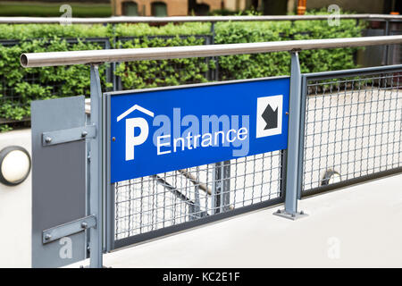 Eingang von Indoor Parkplatz in der Stadt Stockfoto