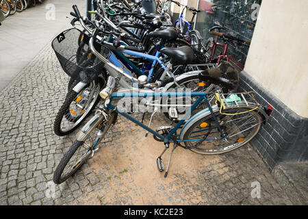 Gruppe von Bikes in einer Reihe in einem Parkplatz geparkt Stockfoto