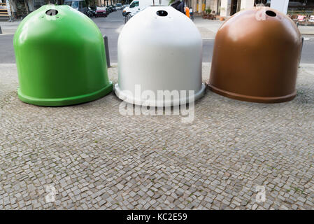 Drei bunten Glas Recycling Bins Container auf Bürgersteig Stockfoto