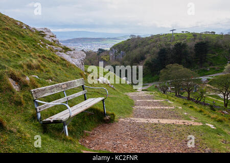 Outdoor Holzbank in einer schönen Bergwelt. Stockfoto