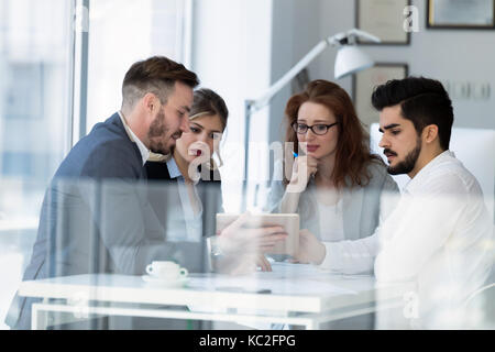 Gruppe von Architekten arbeiten gemeinsam an Projecta Stockfoto