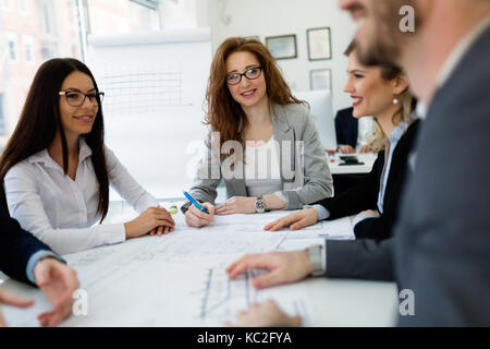 Gruppe von Architekten zusammen, die am Projekt Stockfoto