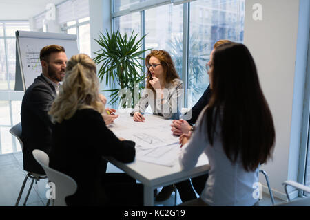 Gruppe von Architekten zusammen, die am Projekt Stockfoto