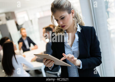 Porträt der jungen Architektin Frau auf Konferenz Stockfoto