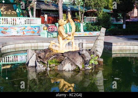 Aluschta, Krim - September 21, 2017: Brunnen der Junge mit dem Fisch auf Lenin Street Damm in Aluschta Stadt am Morgen. Aluschta ist Seaside Resort Stockfoto