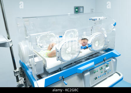 Im Inkubator Maschine Kleinkinder gesunde Umwelt für Neugeborene vorzeitigen kranken Babys die neonatale Intensivstation erhalten. Stockfoto
