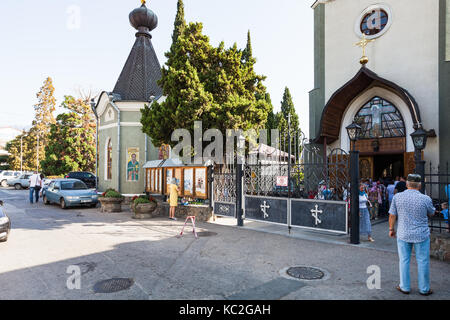 Aluschta, Krim - September 21, 2017: Besucher in der Nähe der Kirche aller Heiligen Krim und Theodor Stratelates auf Hromyh Steet. Aluschta ist Meer Reso Stockfoto