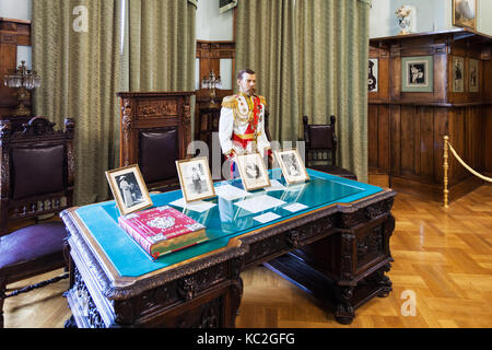 LIVADIYA, Krim - September 21, 2017: Der russische Zar Nikolaus II. von Russland in den Platz im Liwadia-palast. Der Palast wurde im Sommer re Stockfoto