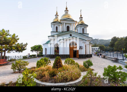 OREANDA, Krim - September 21, 2017: Touristen in der Nähe der Kirche des Heiligen Erzengels Michael in Oreanda Bezirk an der Südküste der Krim. Die Kirche errichtet wurde ich Stockfoto