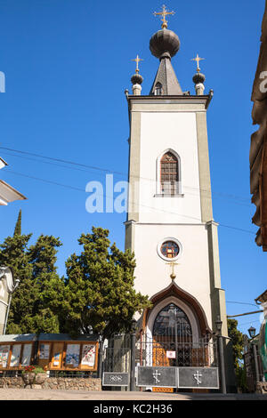 Aluschta, Krim - September 21, 2017: Vorderansicht der Kirche aller Heiligen Krim und Theodor Stratelates auf Hromyh Steet. Aluschta ist Meer Reso Stockfoto