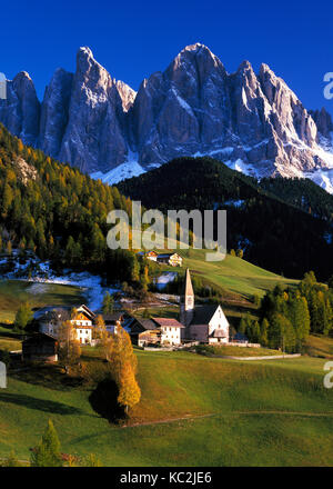 St. Magdalena und die Geisler Gruppe in den Dolomiten, italienische Alpen, Südtirol, Trentino, Italien Stockfoto