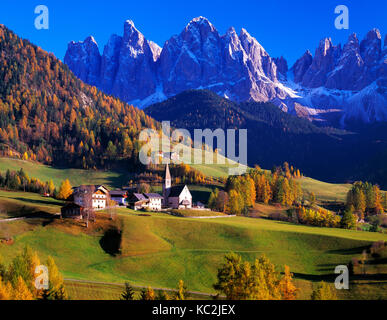 St. Magdalena und die Geisler Gruppe in den Dolomiten, italienische Alpen, Südtirol, Trentino, Italien Stockfoto