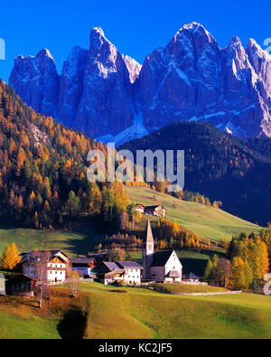 St. Magdalena und die Geisler Gruppe in den Dolomiten, italienische Alpen, Südtirol, Trentino, Italien Stockfoto