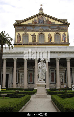 Italien. Rom. Außenseite der Basilika St. Paul vor den Mauern. Die Rekonstruktion der Fassade. Im neoklassischen Stil. Architekt, Luigi Poletti (1792-1869) und St. Paul Statue von Giuseppe Obici. Stockfoto