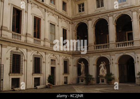 Italien. Rom. Palazzo Altemps. Im 15. Jahrhundert von der Familie Riario, und wurde von dem Architekten Martino Longhi (1534-1591) für Kardinal Marco Sittico Altemps im 16. Jahrhundert. Innenhof. Heute nationalen Römischen Museum. Rom, Italien. Stockfoto