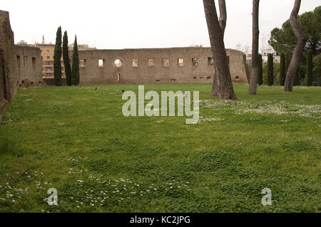 Italien. Rom. Santa Costanza. 4. Jahrhundert Kirche mit Mausoleum. Die frühen christlichen Architektur. Blick in die Apsis der zerstörten Basilika. Stockfoto