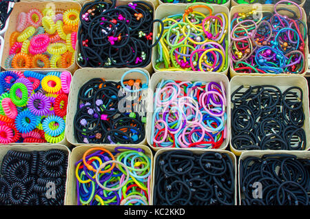 Buntes Gummiband clinchen Korb. Stockfoto