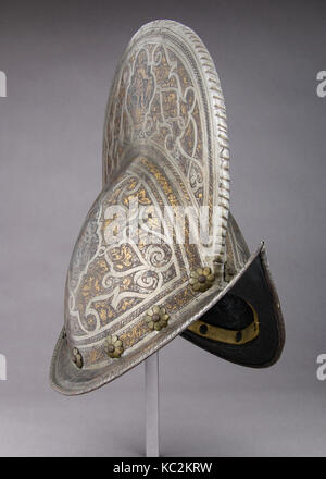 Morion, Ca. 1570, Italienisch, Stahl, Gold, Messing, Leder, H. 14 5/16 in. (36,4 cm); W. 9 1/8 in. (23,2 cm); D. 14 5/8 in. (37,1 Stockfoto