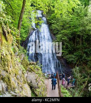 Düzce, Türkei - 29. APRIL 2017: Blick auf Guzeldere Wasserfall Musikberieselung aus hohen Felsen mit Menschen zu Fuß auf Holz- Pfad. Stockfoto