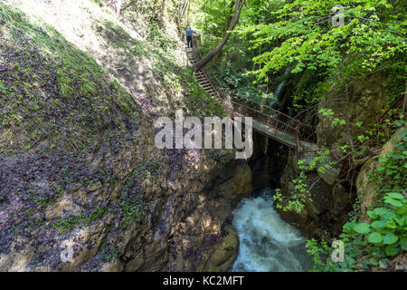 Düzce, Türkei - 29. APRIL 2017: Allgemeine Vorderansicht des Samandere Wasserfall plantschen von hohen Felsen umgeben von Wald. Stockfoto