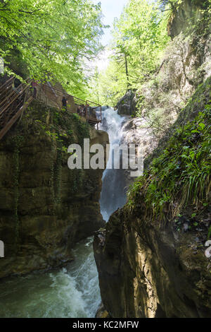 Düzce, Türkei - 29. APRIL 2017: Allgemeine Vorderansicht des Samandere Wasserfall plantschen von hohen Felsen umgeben von Wald. Stockfoto