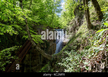 Düzce, Türkei - 29. APRIL 2017: Allgemeine Vorderansicht des Samandere Wasserfall plantschen von hohen Felsen umgeben von Wald. Stockfoto