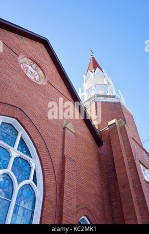 Aus rotem Backstein Fassade der Kirche gegen den blauen Himmel Stockfoto