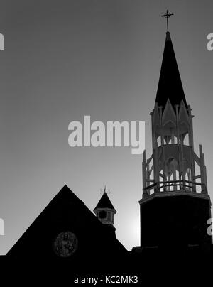 Schwarz-weiß Foto von Kirche Silhouette mit Kirchturm und Kreuz Stockfoto