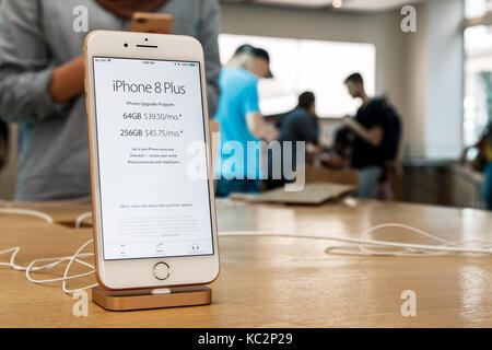 IPhone 8 Plus steht in einem Apple Store in Manhattan. Stockfoto