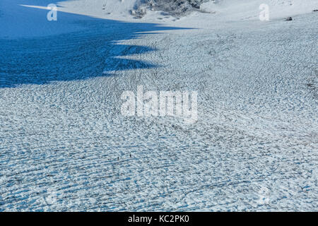 Morgen Mountain Shadows, und zwei Kletterer, überqueren die Gletscherspalten des Blauen Gletscher, der fließt von den Olymp in der dramatischen Einstellung am Ende Stockfoto