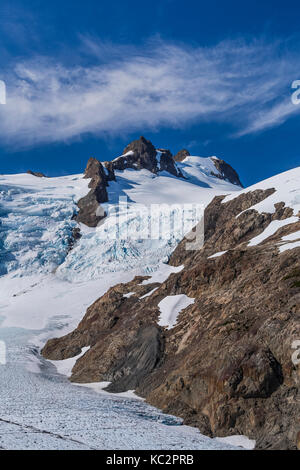 Blaue Gletscher und der Westen Peak und Eis fällt auf den Mount Olympus in der dramatischen Einstellung am Ende der Hoh River Trail in Olympic National Park, Waschen Stockfoto