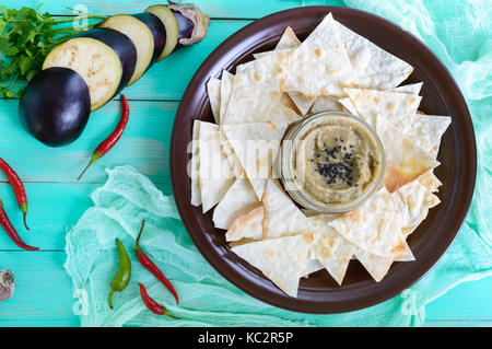 Licht diätetische Pastete von Auberginen. Baba ganush ist eine asiatische Gericht. Mit dünnen lavash auf eine keramische Schüssel dienen. Ansicht von oben. Stockfoto