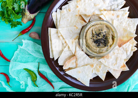 Licht diätetische Pastete von Auberginen. Baba ganush ist eine asiatische Gericht. Mit dünnen lavash auf eine keramische Schüssel dienen. Ansicht von oben. Stockfoto