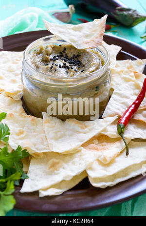 Licht diätetische Pastete von Auberginen. Baba ganush ist eine asiatische Gericht. Mit dünnen lavash auf eine keramische Schüssel dienen. Stockfoto