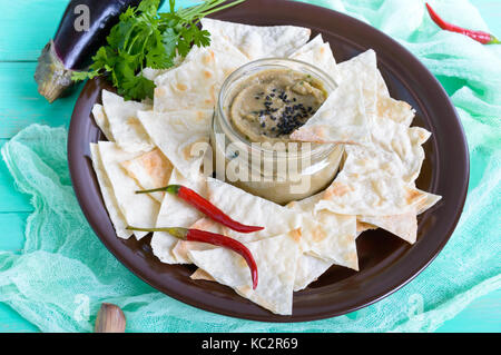 Licht diätetische Pastete von Auberginen. Baba ganush ist eine asiatische Gericht. Mit dünnen lavash auf eine keramische Schüssel dienen. Stockfoto